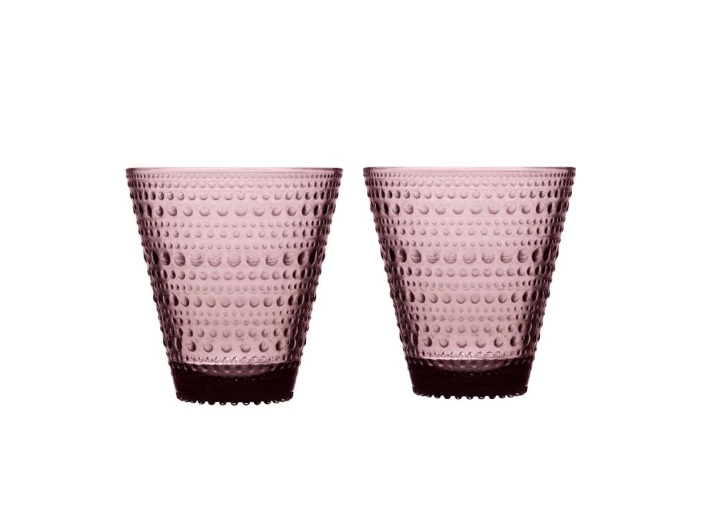 Fjólubleik vatnsglös úr Kastehelmi línunni frá Iittala.