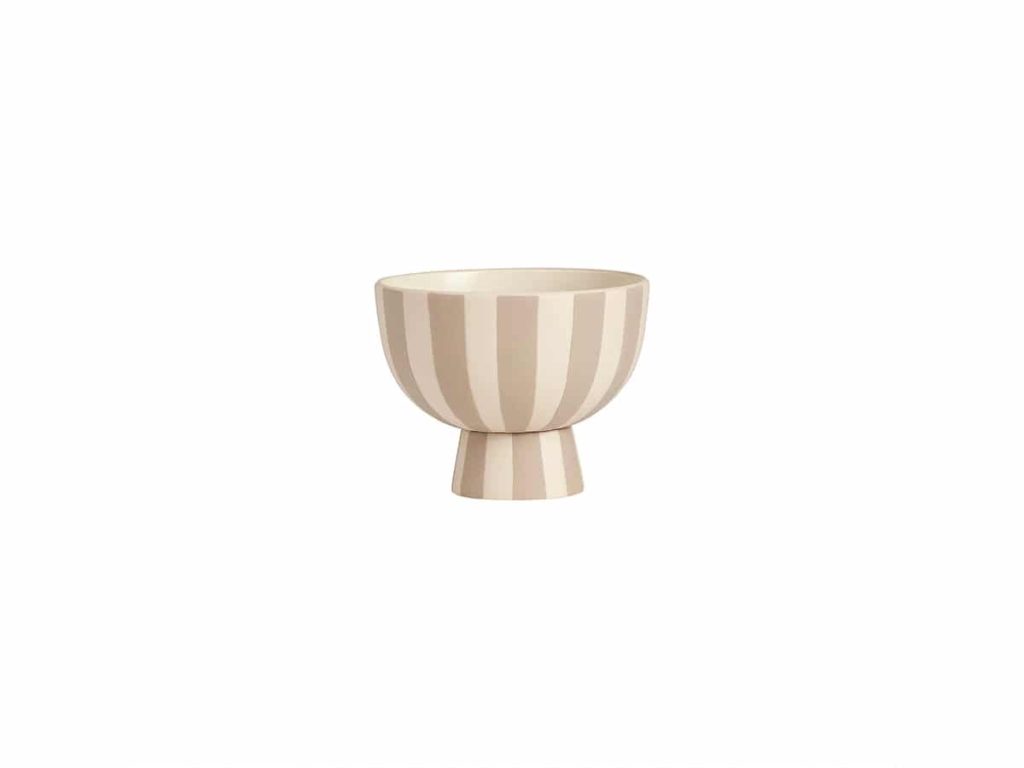 Falleg beige lituð skál úr postulíni. Skál úr Toppu línunni frá OYOY Living Design.