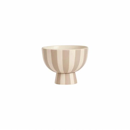 Falleg beige lituð skál úr postulíni. Skál úr Toppu línunni frá OYOY Living Design.
